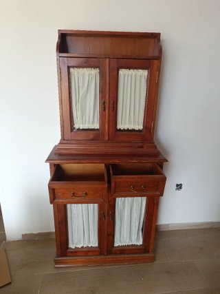 Armario de madera con puertas y cajones