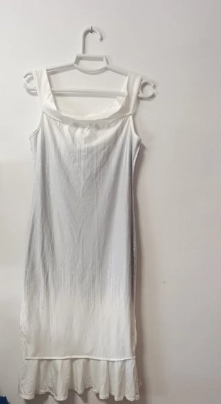 Vestido blanco y negro con volantes