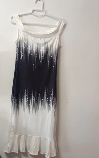 Vestido blanco y negro con volantes