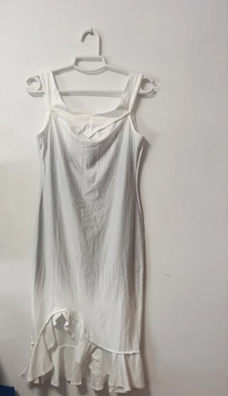 Vestido blanco y negro con volantes