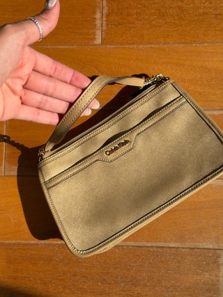 Mala de ombro Calvin Klein dourada