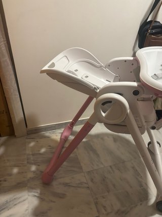 Trona de bebé rosa y blanca