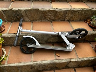 Patinete plegable blanco con freno de pie