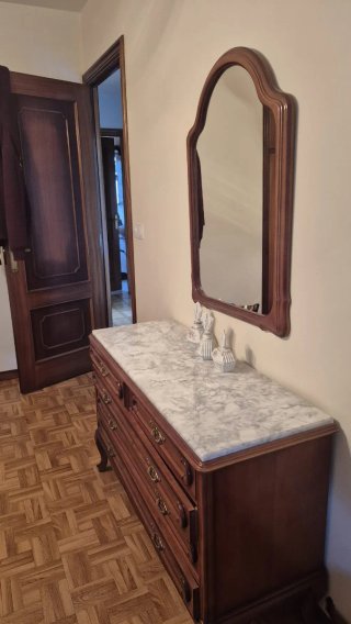 Dormitorio: Cama, Mesillas y Cómoda
