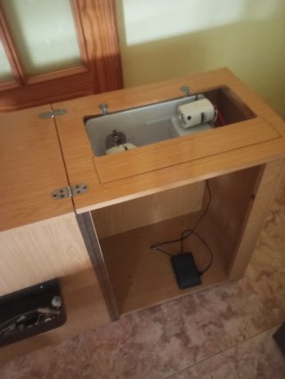 Máquina de coser eléctrica vintage