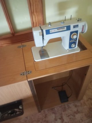 Máquina de coser eléctrica vintage