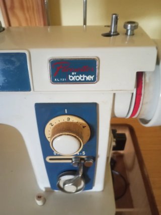 Máquina de coser eléctrica vintage