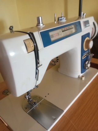 Máquina de coser eléctrica vintage