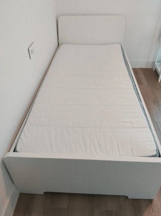 Cama individual con colchón, comprada hace 1 año.