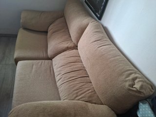 Sofá de tela beige