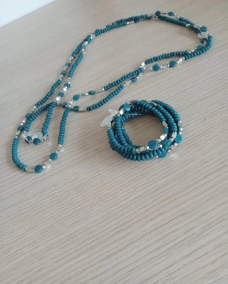 Conjunto de collar y pulseras turquesas y platedas