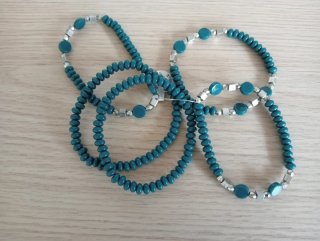 Conjunto de collar y pulseras turquesas y platedas