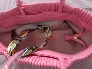 Bolso rosa plisado con correa