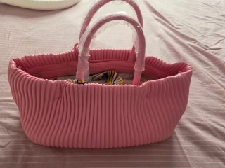 Bolso rosa plisado con correa