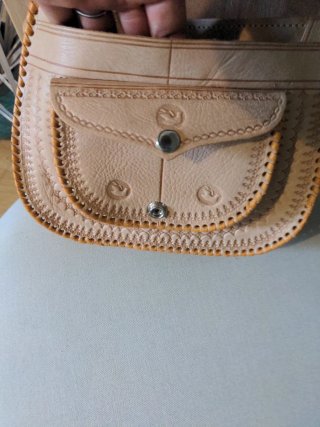Bolso de cuero artesanal beige