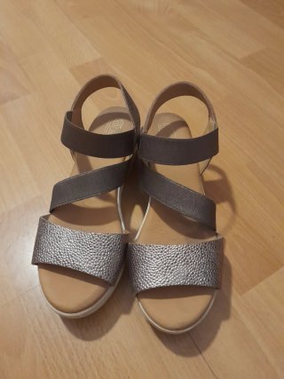 Sandalias marrones y doradas