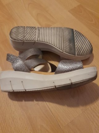 Sandalias marrones y doradas