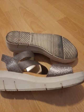 Sandalias marrones y doradas