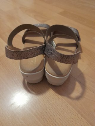 Sandalias marrones y doradas