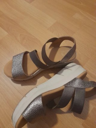 Sandalias marrones y doradas