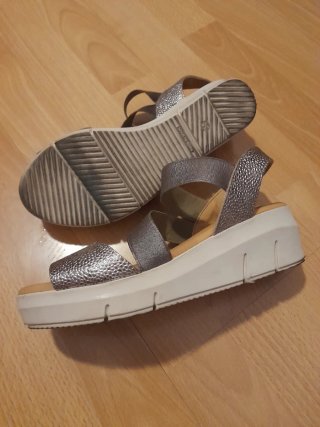 Sandalias marrones y doradas