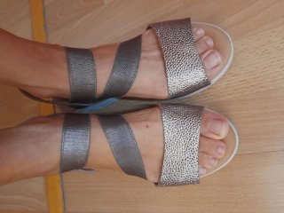 Sandalias marrones y doradas