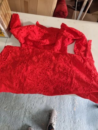 Vestido rojo con volantes y escote
