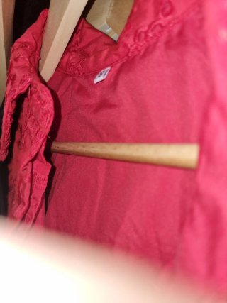 Vestido rojo con volantes y escote