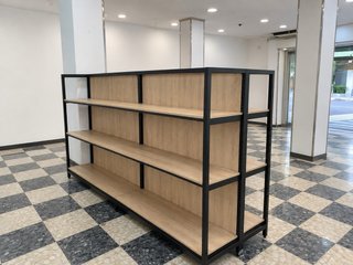 5 Estantería de tienda metálica y madera
