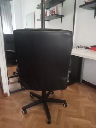 Silla de escritorio negra y mesa.