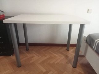 Silla de escritorio negra y mesa.
