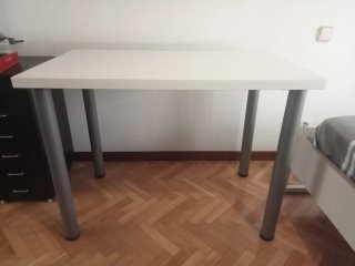 Silla de escritorio negra y mesa.