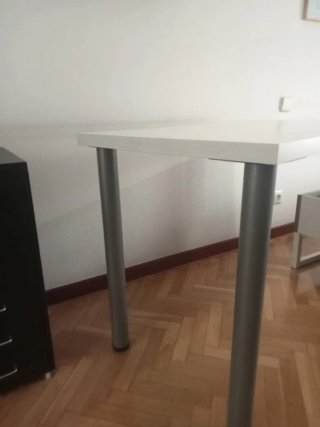 Silla de escritorio negra y mesa.