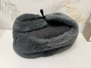 Gorro ruso gris con insignia