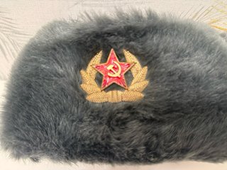 Gorro ruso gris con insignia