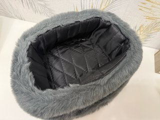 Gorro ruso gris con insignia