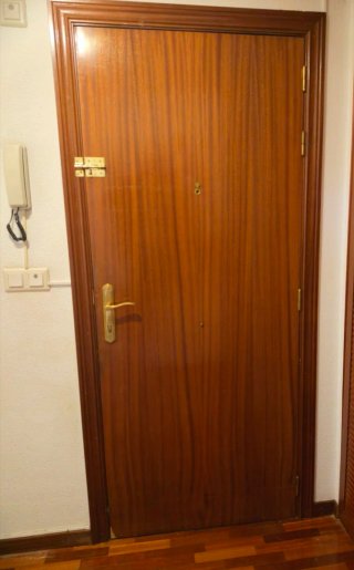 Puerta de entrada maciza...