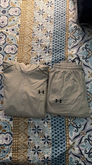 Chándal Under Armour beige