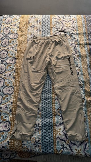 Chándal Under Armour beige