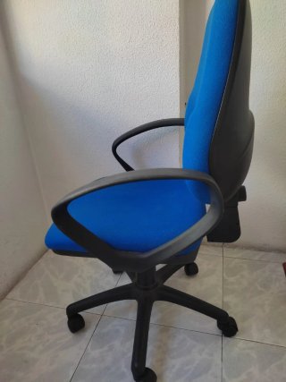 Silla de oficina ergonómica azul