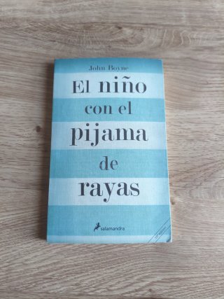 El niño con el pijama de rayas