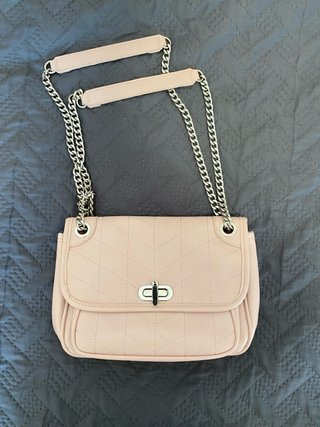 Bolso rosa con cadena plateada