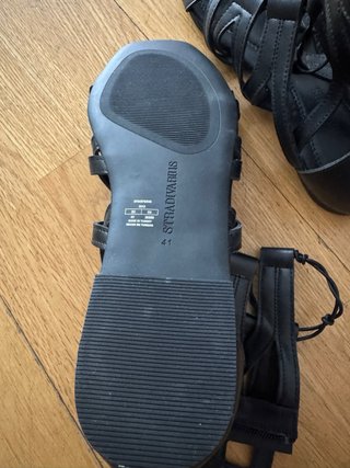 Sandalias planas Stradivarius negras