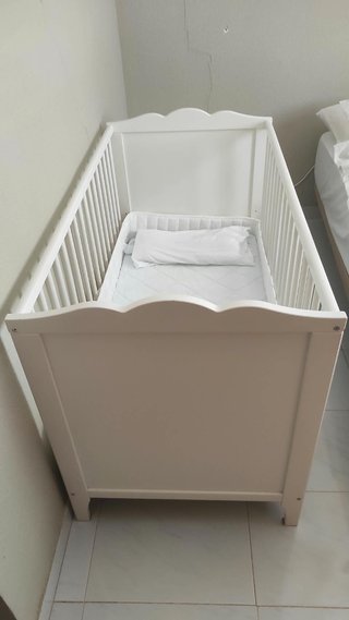 Cuna de bebé de madera color blanco