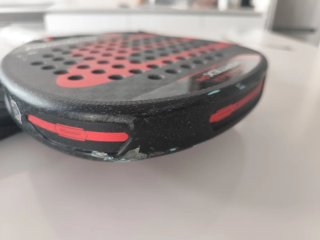Pala de pádel Bullpadel Vertex 04 y paletero