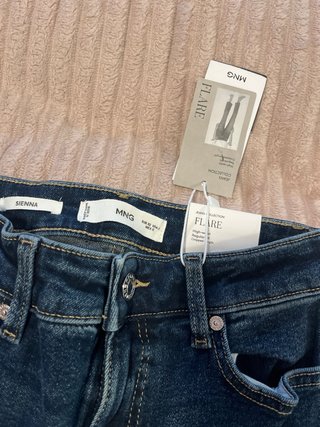 Pantalón vaquero Mango flare cropped.