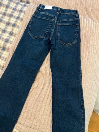 Pantalón vaquero Mango flare cropped.