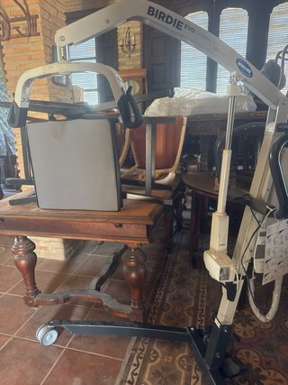 Grúa eléctrica Invacare Birdie con arnés