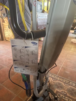 Grúa eléctrica Invacare Birdie con arnés