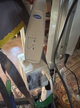Grúa eléctrica Invacare Birdie con arnés